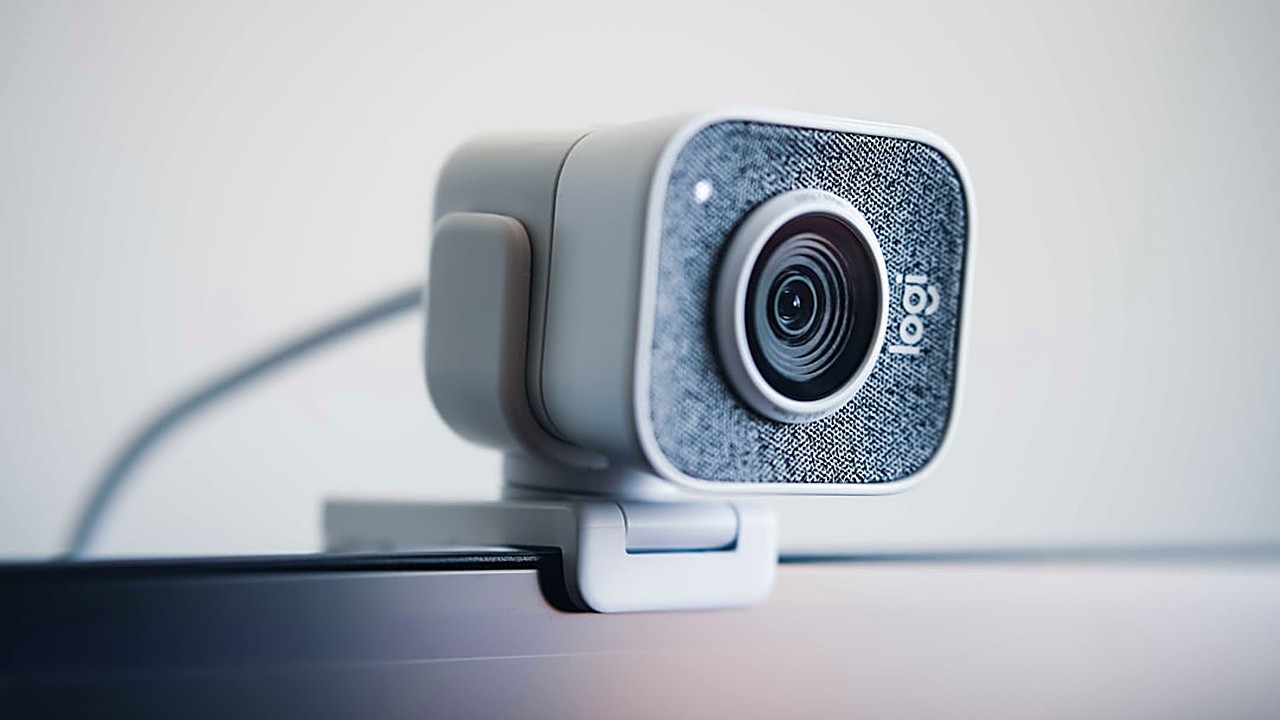 Prepare for video interviews after a career change. Learn tech setup, storytelling, and practice tips to show your…