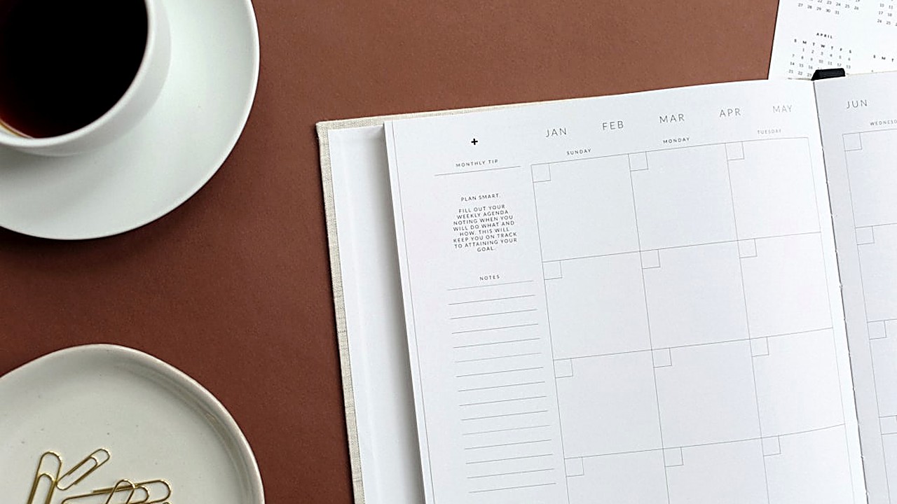 Learn how to build a realistic weekly IELTS study schedule that fits your full-time job. Simple steps, no wasted time.