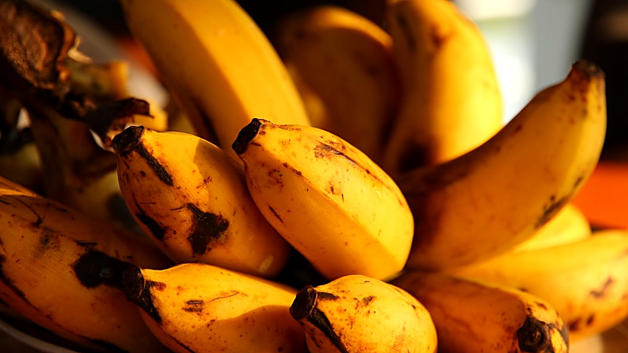 Learn if a banana before bed can help you sleep deeper and longer. Simple tips based on science for better rest.