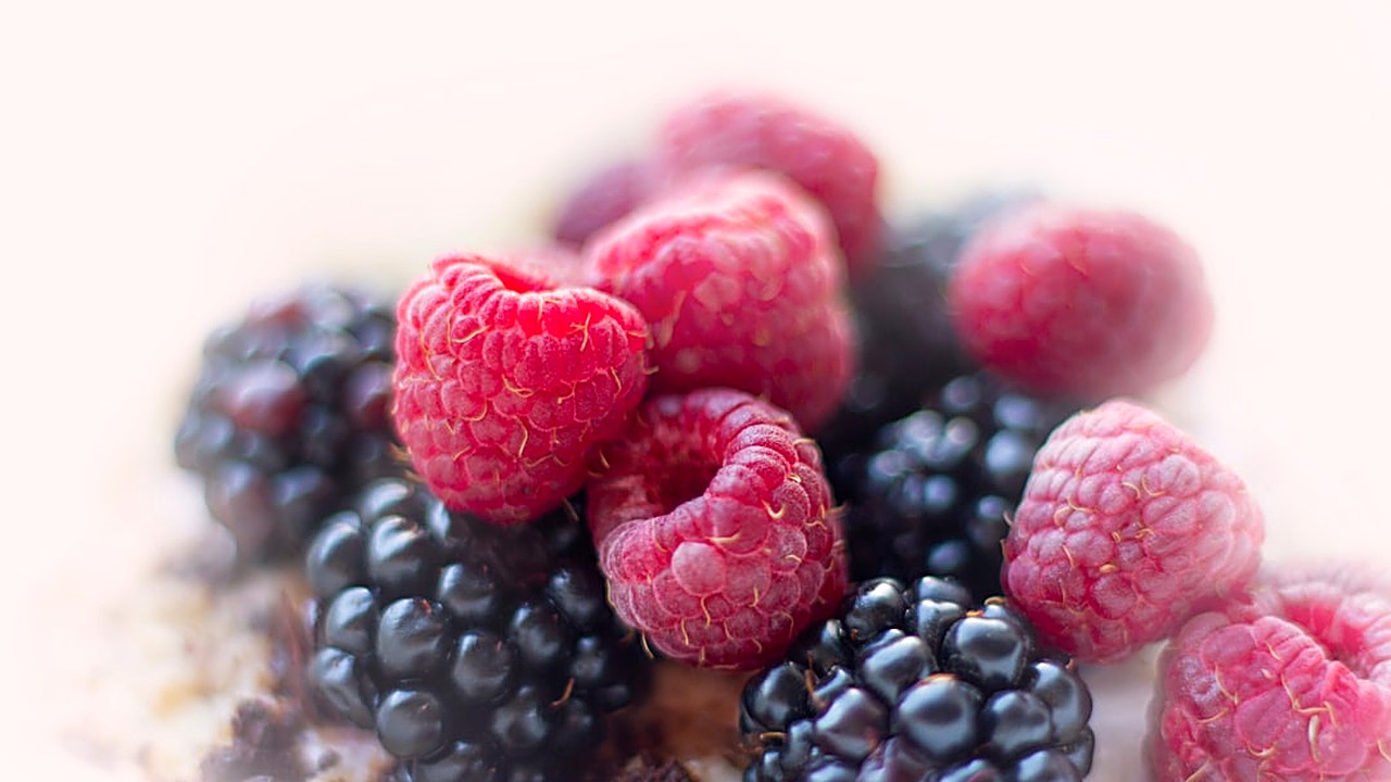 Learn which bedtime snacks help control morning blood sugar without causing spikes. Simple, science-backed choices…