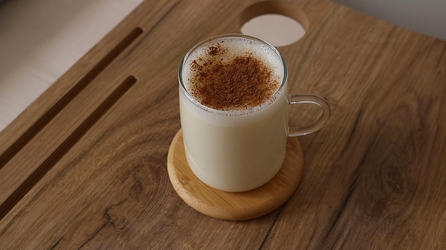 Discover safe, natural drinks that can calm the mind and support faster sleep. Learn about herbal teas, warm milk, tart…