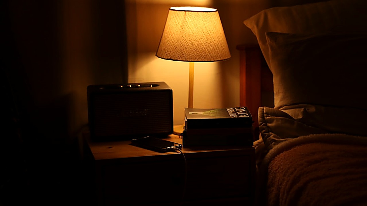 Discover how white noise machines can help calm nighttime tinnitus quickly. Learn sound types, volume settings,…
