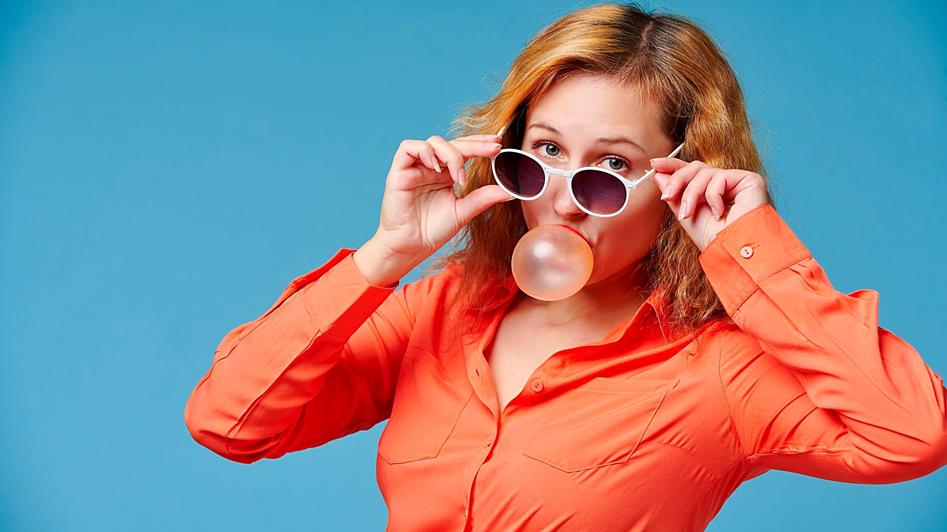 Can chewing gum ease tinnitus or ear ringing? Learn what science says and practical ways to test this simple habit.