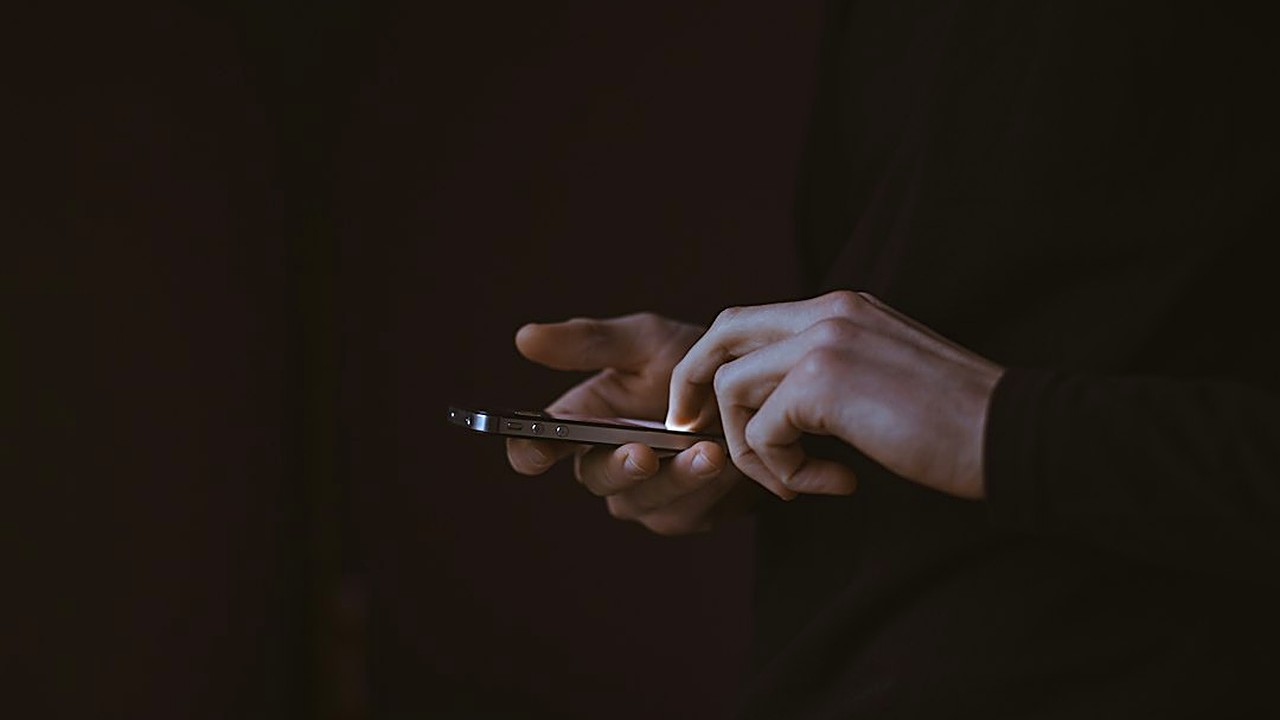 Blue light can delay sleep, but scrolling is often the bigger problem. Learn what night mode fixes, what it doesn't…