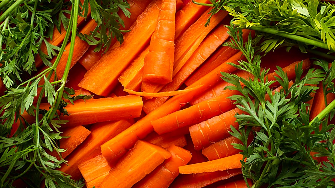 Discover which foods fight gum disease and boost gum health naturally. Eat smart for stronger gums every day.