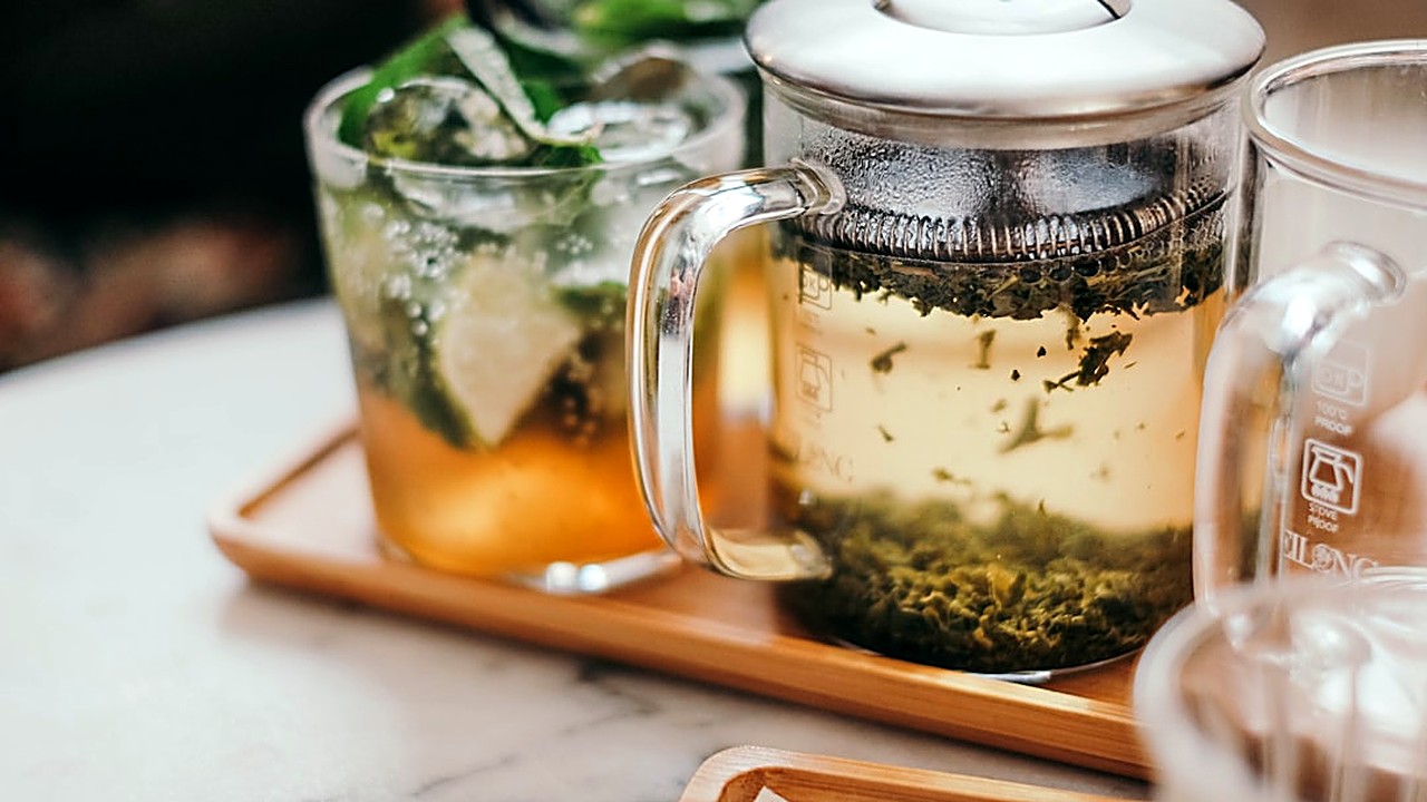 Does green tea mouthwash reverse early gum disease? Learn what science says, how to use it safely, and what else works.