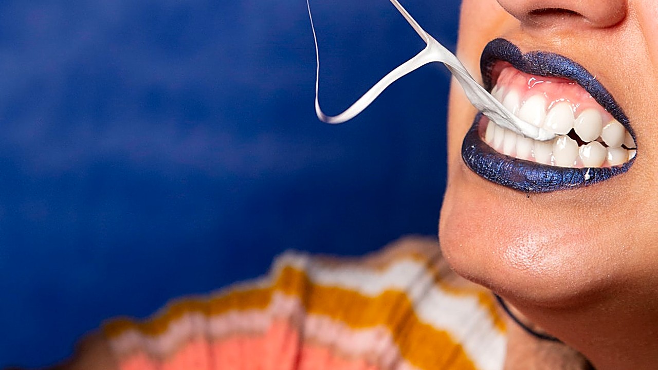 Discover why gums bleed during flossing and easy, gentle ways to stop it. Practical tips for healthy gums without pain.