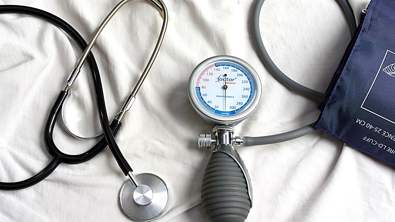 Learn how high blood pressure can make tinnitus louder and discover easy daily habits to lower pressure and ease…