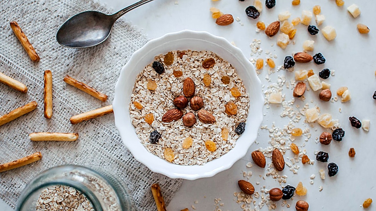 Learn to decode food labels for better blood sugar control. Spot hidden sugars, carbs, and fiber with simple tips.