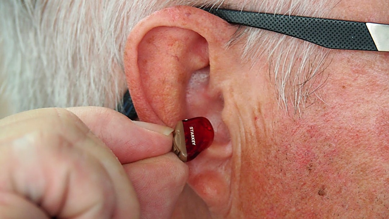Learn safe, immediate actions to calm sudden ear ringing, when to see a professional, and habits that may prevent…
