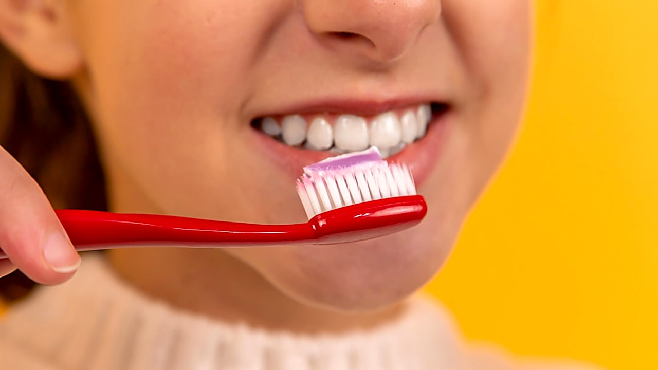 Learn safe ways to use baking soda at home to help lessen gum bleeding, with practical tips, precautions, and when…