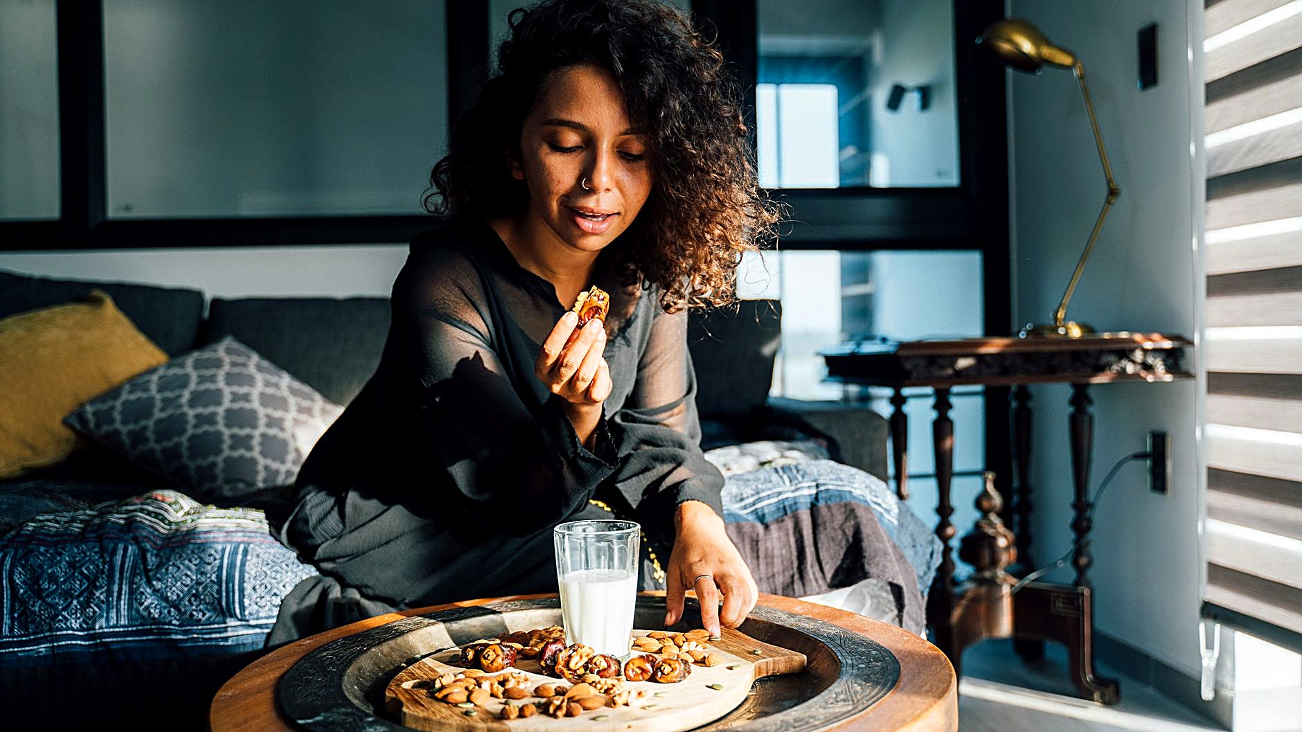 Does a protein snack before bed lower morning blood sugar? See what the evidence says, which snacks to try,…
