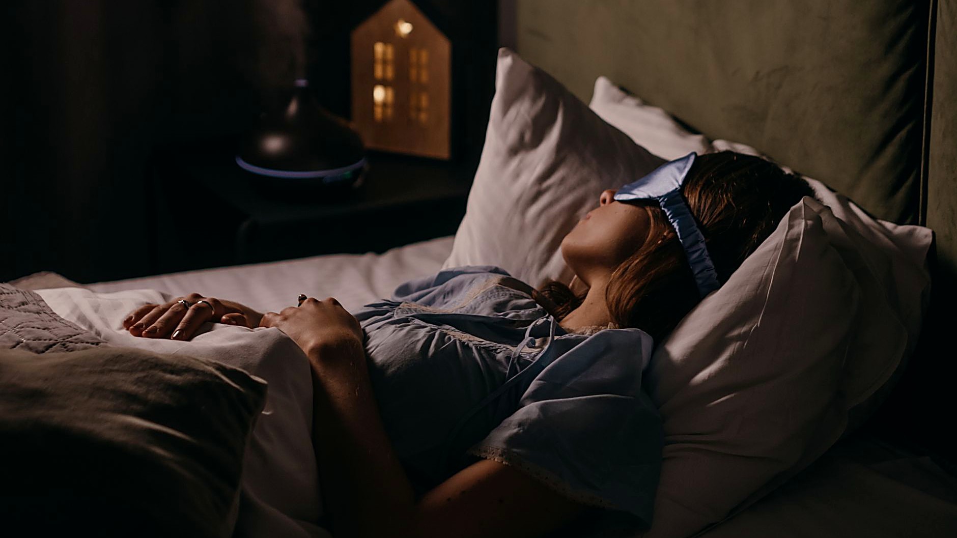 Learn how a quiet room may ease nighttime ear ringing. Practical tips and science-backed ways to find relief naturally.