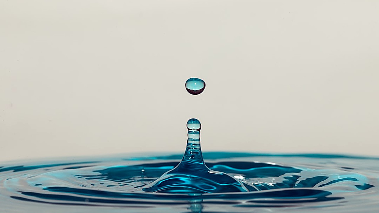 Learn how a warm saltwater rinse can soothe gums, reduce bleeding, and support oral health with easy steps and safety…