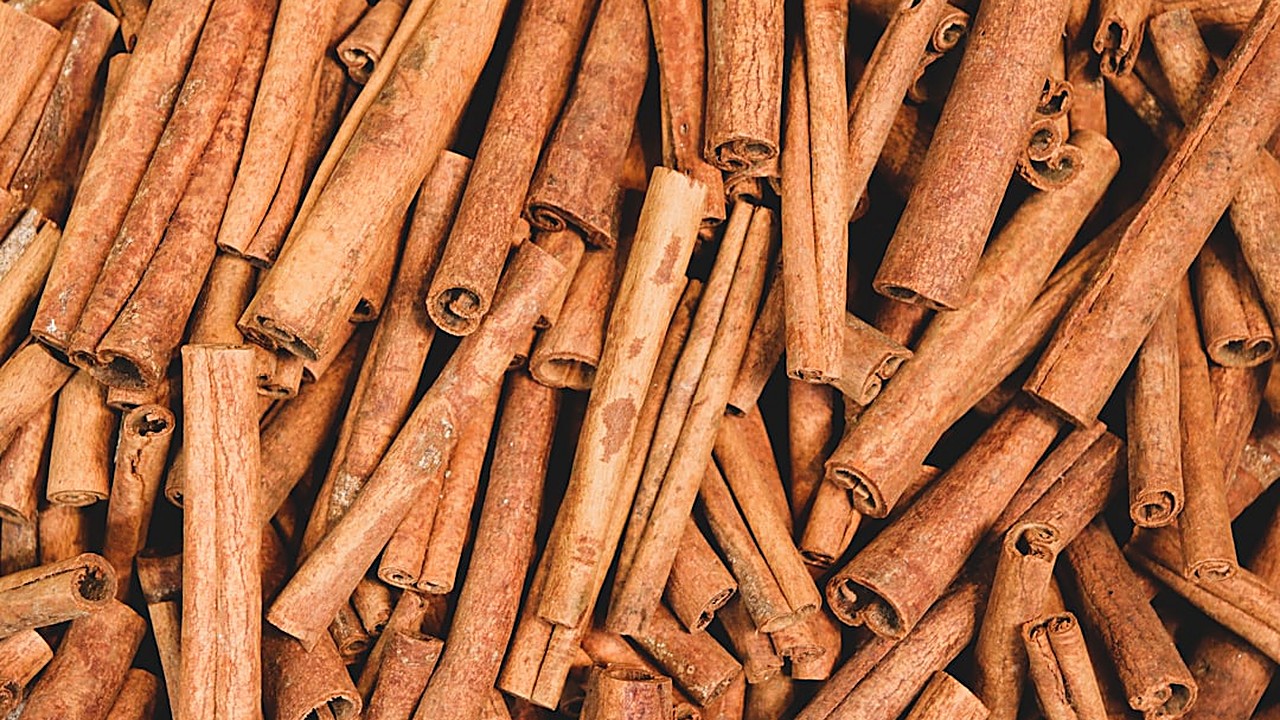 Learn how everyday spices like cinnamon, fenugreek, turmeric, ginger, and garlic might support healthy blood sugar…