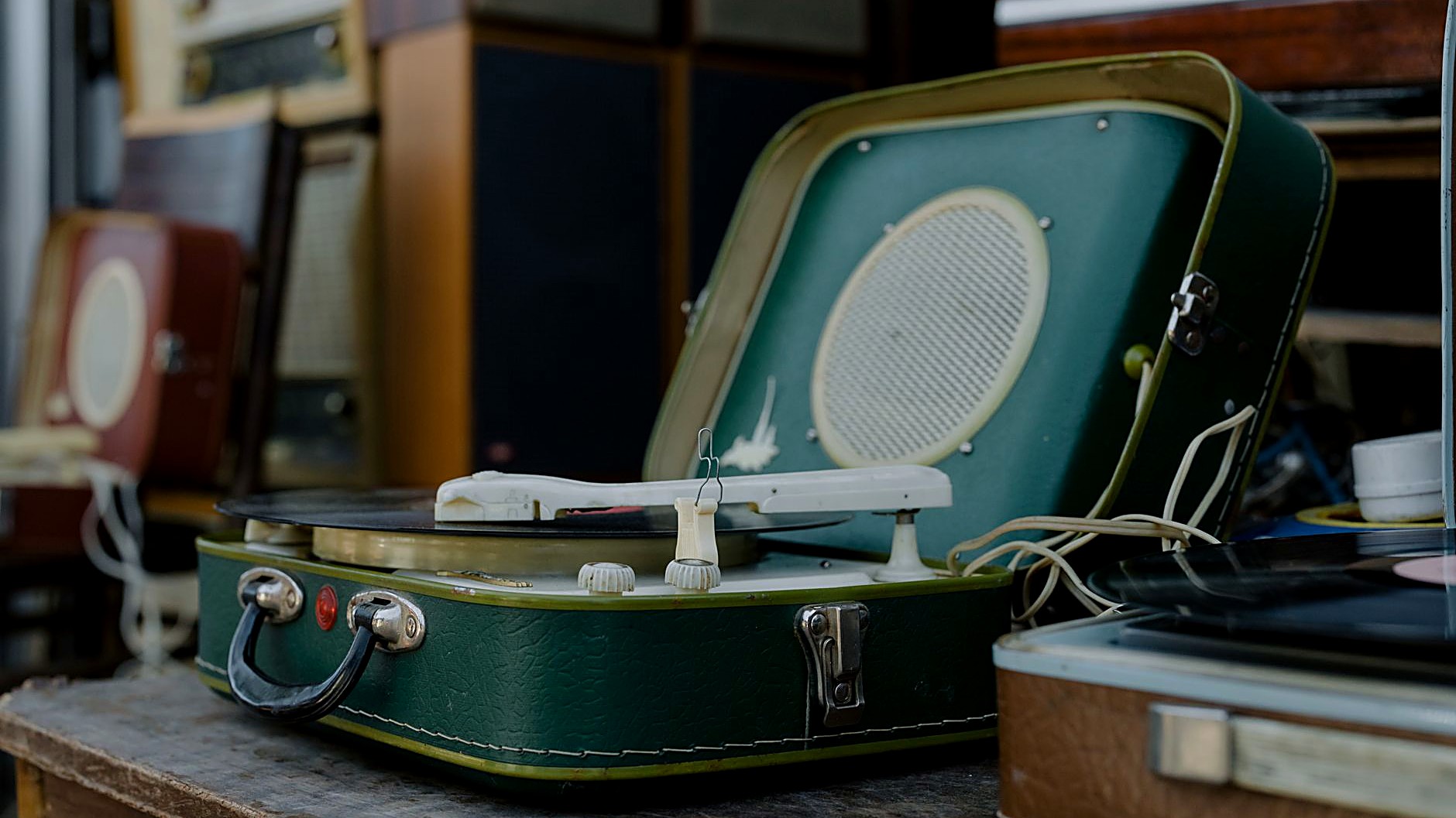 Descubre cómo la música puede ser una herramienta suave para volver a conectar con tu ex, eligiendo canciones y creando…