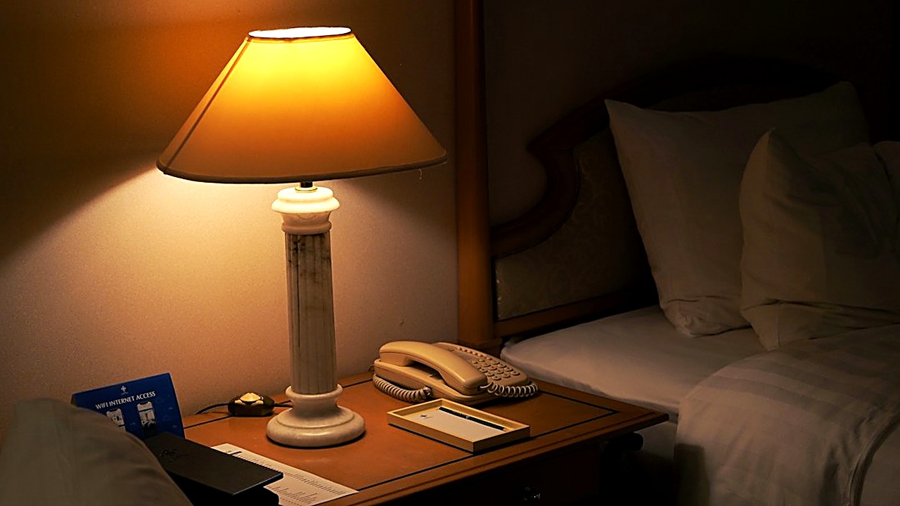 Las 10 frases para hacer check-in en un hotel en inglés, con pronunciación, diálogo real y qué decir si no entiendes…
