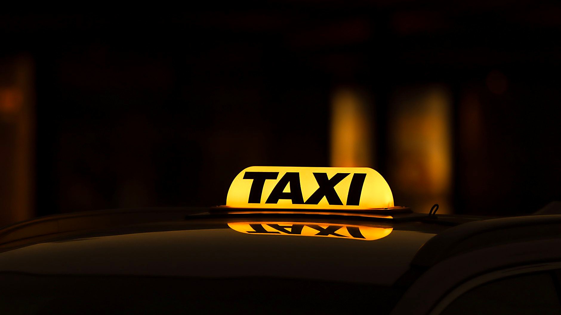 Aprende frases reales para pedir taxi en inglés en aeropuertos, calles y apps. Evita malentendidos y llega seguro a tu…