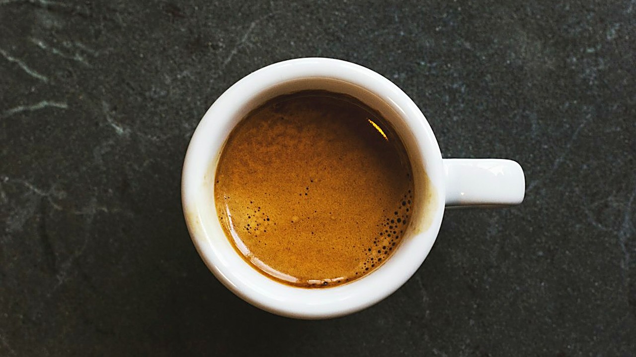 La frase exacta para pedir café en inglés, lo que te va a preguntar el barista y cómo responder. Con pronunciación…