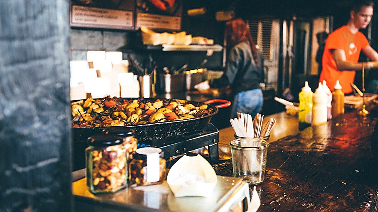 Descubre las frases en inglés más útiles para solicitar recomendaciones de restaurantes, con ejemplos reales y consejos…