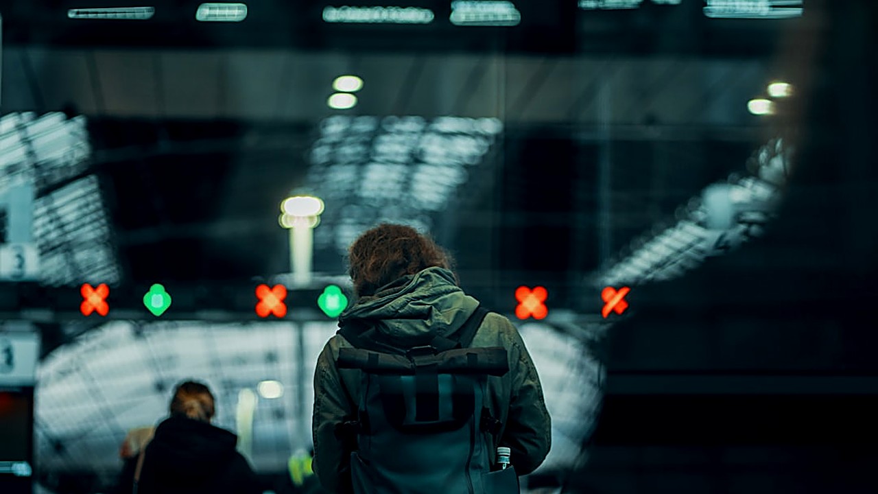 Aprende frases en inglés para preguntar horarios de trenes y autobuses, con ejemplos reales y consejos prácticos…