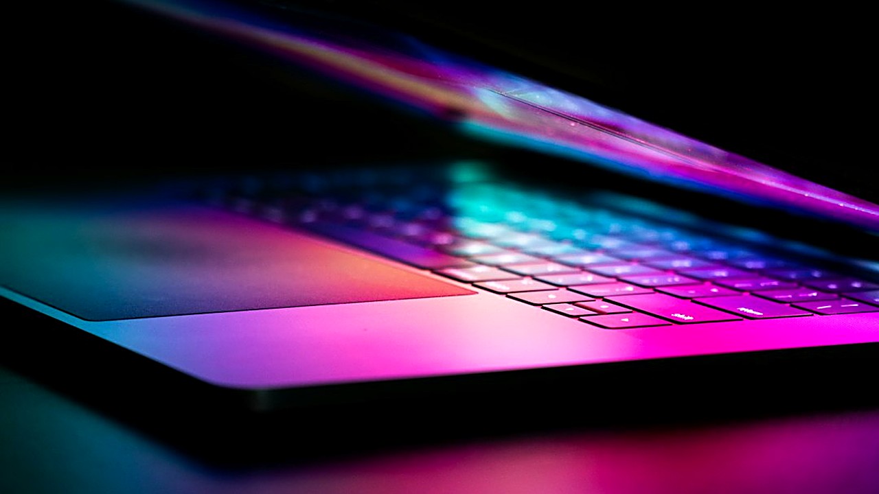 Generic AI product copy kills sales. Use this 7-step process, a copy-ready prompt and a human edit checklist to write…
