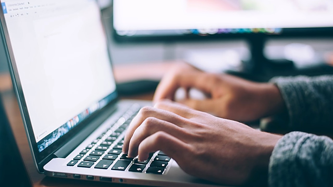 Learn how AI writing tools can speed up blog creation for small businesses while keeping content quality high. Real…
