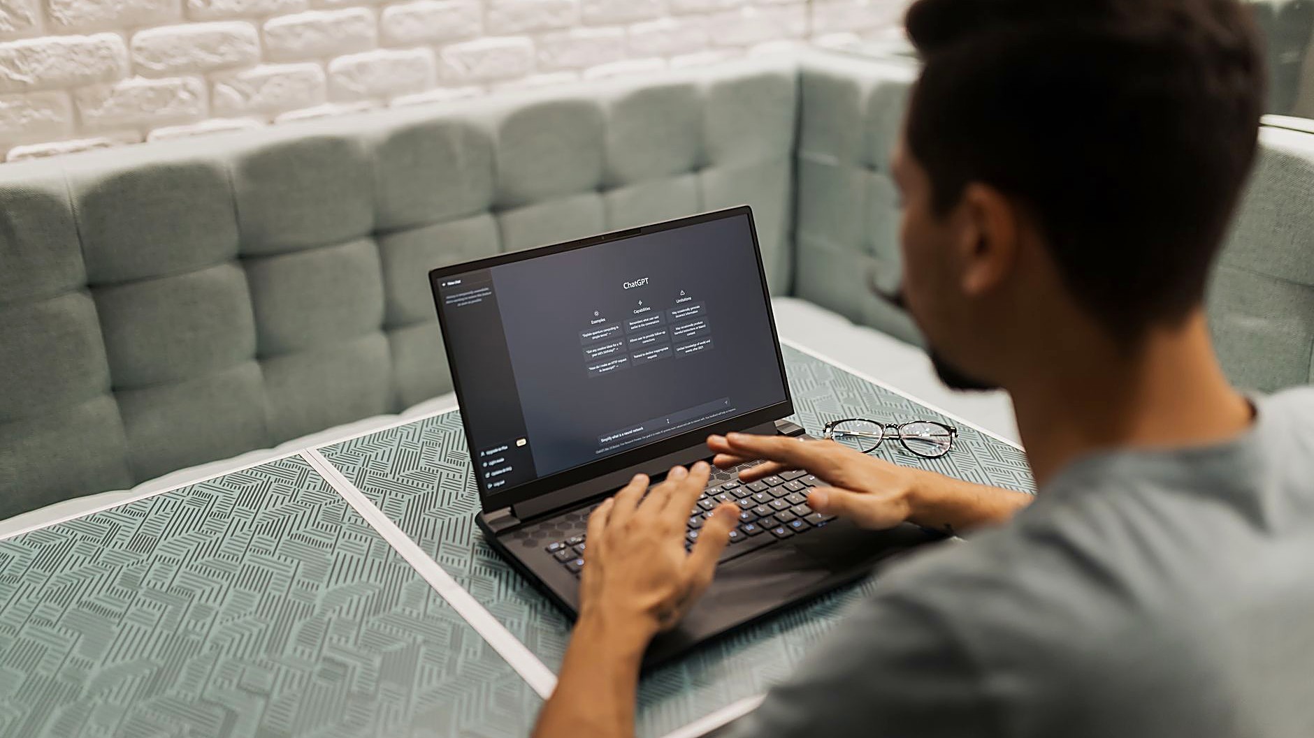 Learn step‑by‑step how to pick, prompt, edit, and schedule AI‑generated copy for social media that captures attention…