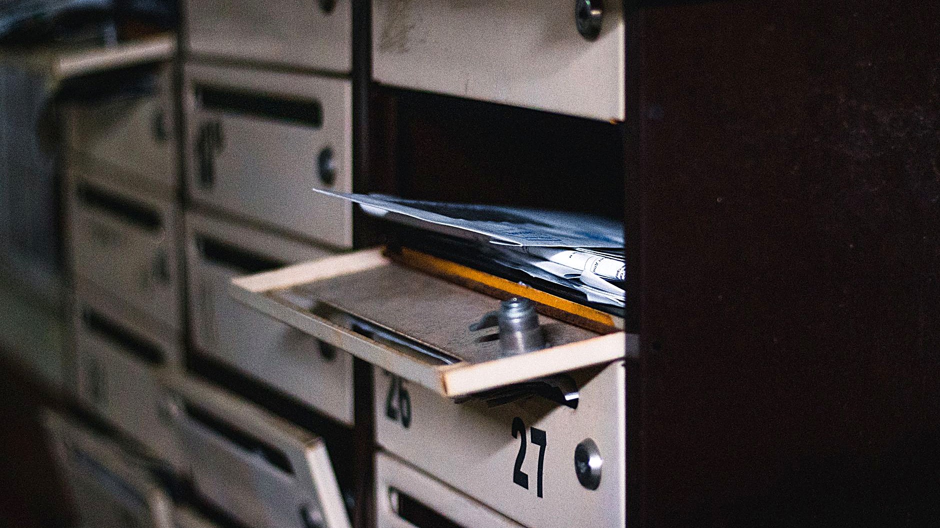Learn step‑by‑step how to win back inactive email subscribers while keeping your sender reputation safe and strong.