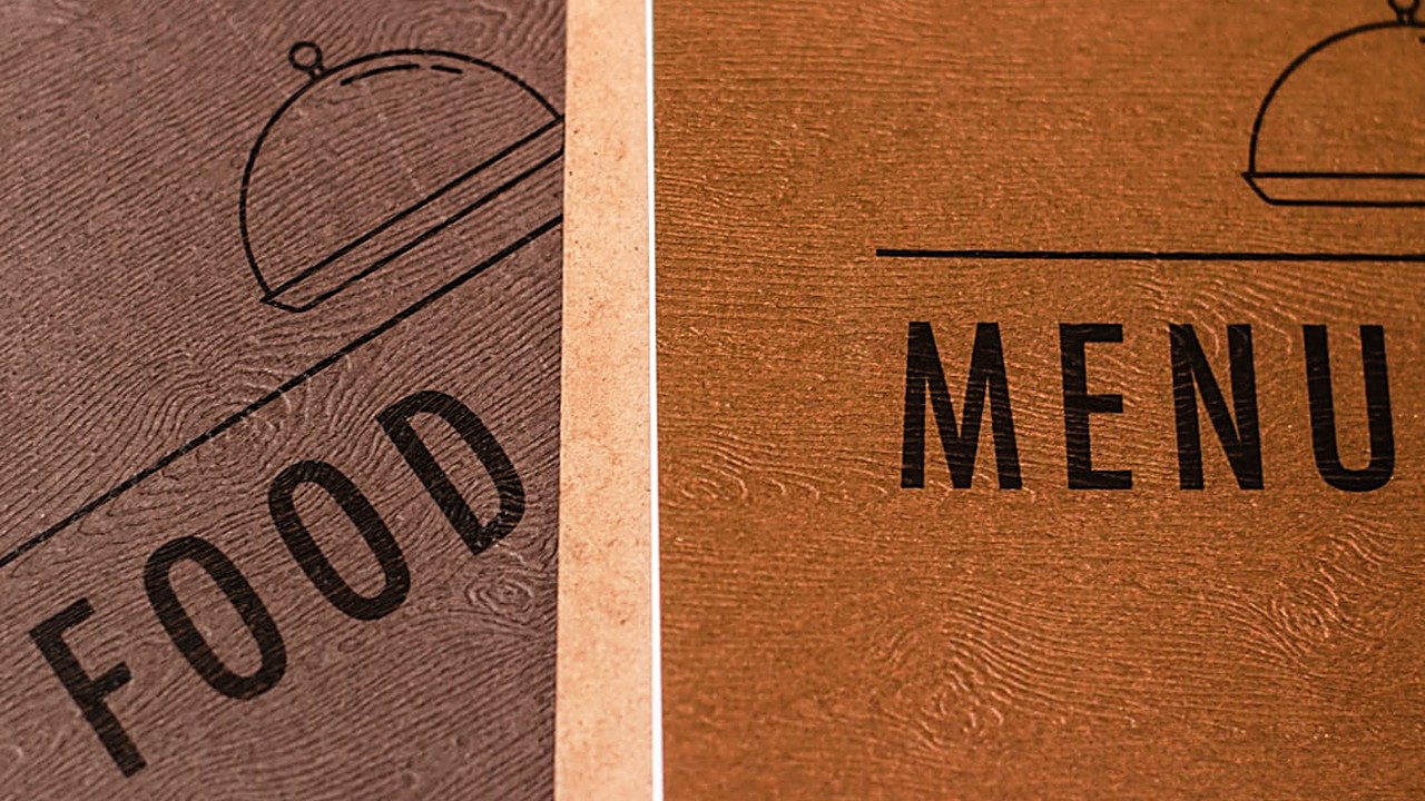 Descubre las 9 señales que indican que tu inglés al ordenar en un restaurante necesita ajustes. Mejora tu comunicación…